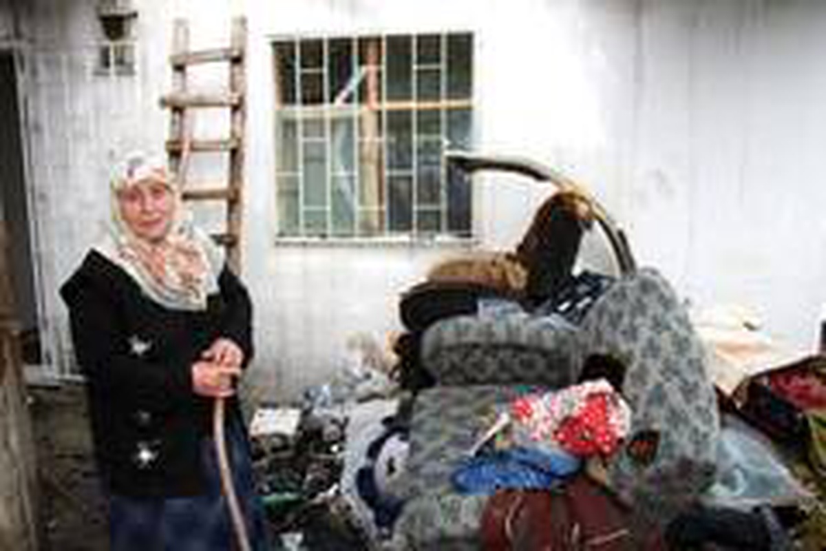 Evi yanan 76 yaşındaki Bülbül nine ahırda yaşam mücadelesi veriyor