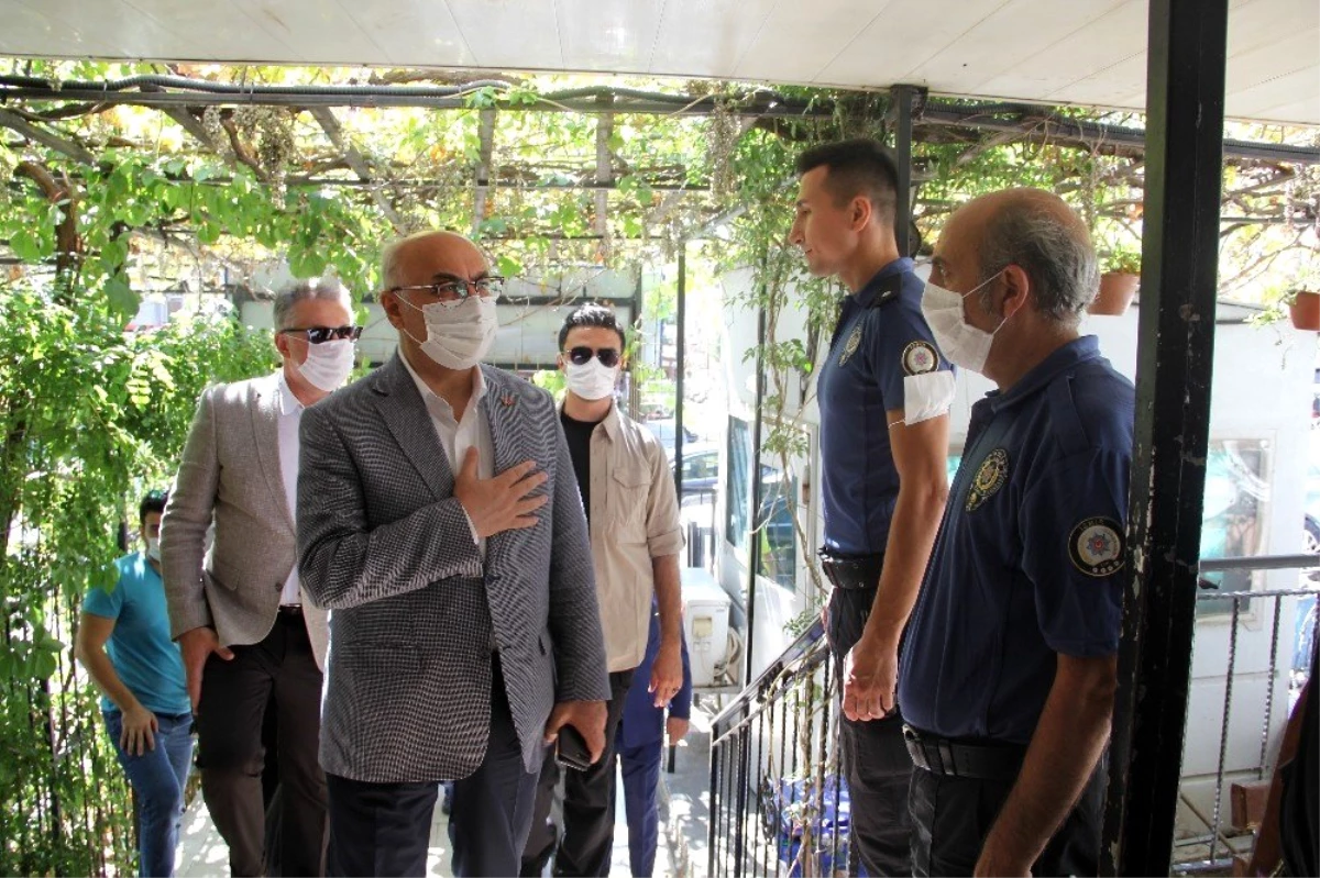 İzmir Valisi Köşger, polislerle bayramlaştı