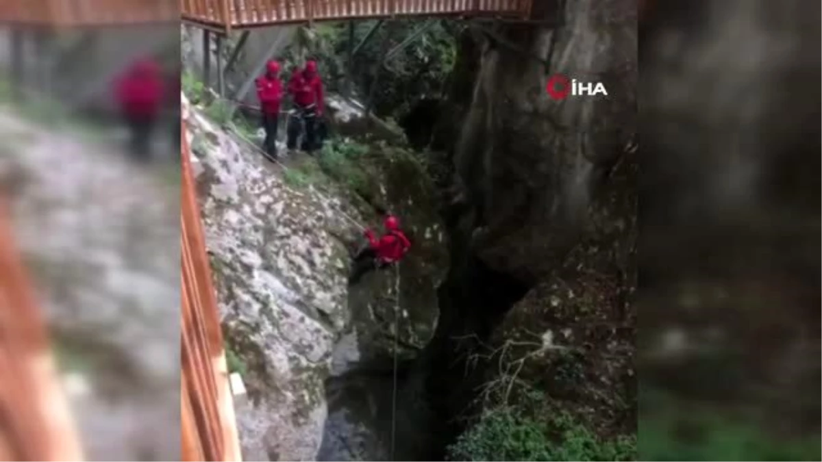 JAK Timi, Horma Kanyonuna düşen cüzdanı 25 metre iple salınarak aldı