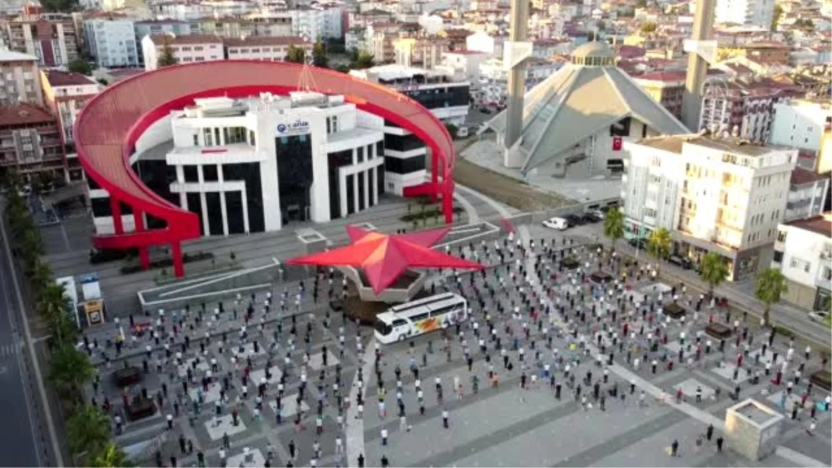 Samsun\'da Adnan Menderes Demokrasi Meydanı\'nda bayram namazı