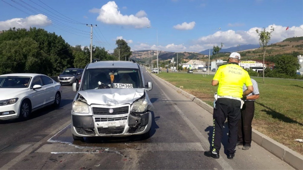 Samsun\'da kamyonet kırmızı aşıkta bekleyen otomobile çarptı: 2 yaralı