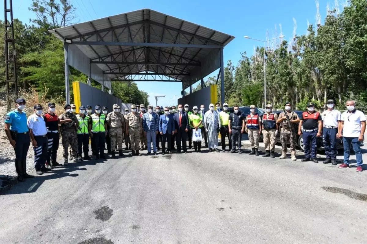 Vali Bilmez sınırdaki askerlerle bayramlaştı