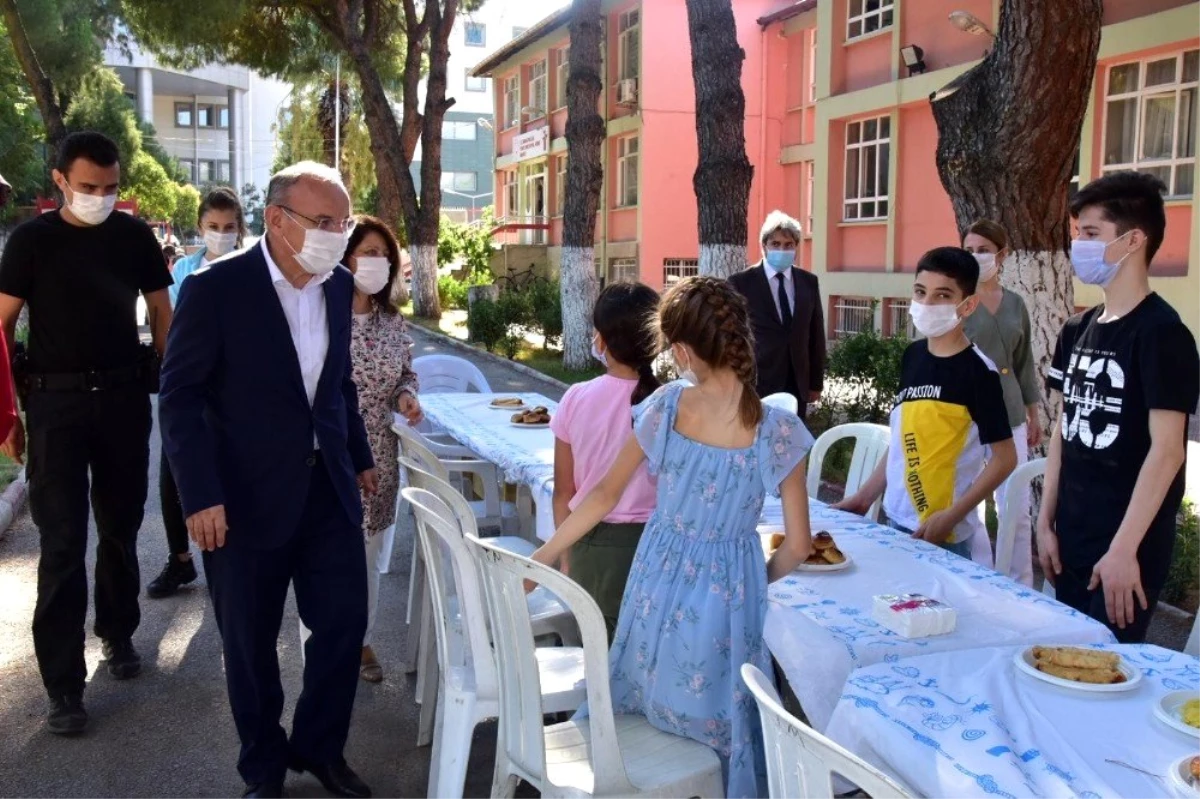 Vali Karadeniz eşiyle birlikte bayram ziyaretleri yaptı