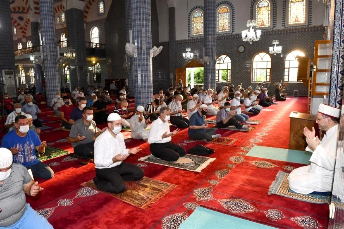 Vali Su, bayram namazını Muğdat Camii\'nde kıldı