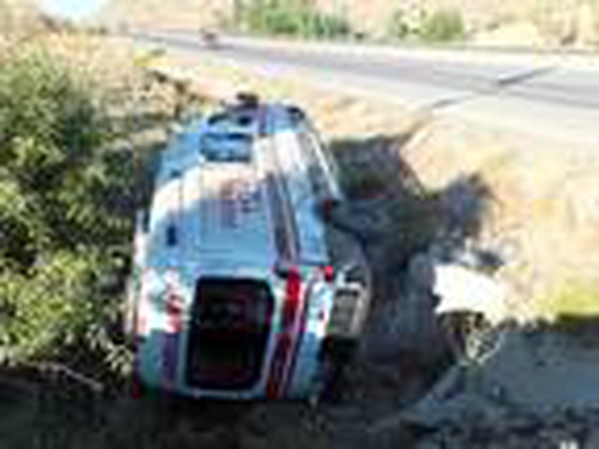 Yozgat\'ta ambulans takla attı: 3 yaralı