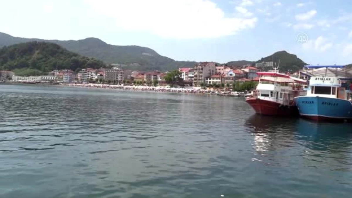 Amasra\'ya bir günde nüfusunun 10 katı tatilci geldi