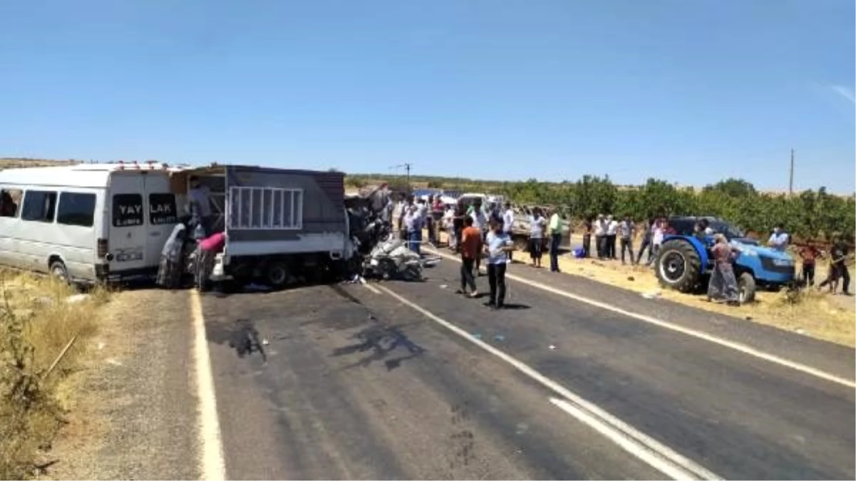 Bayram ziyaretinden dönenlerin taşındığı minibüs ile kamyonet çarpıştı: 15 yaralı