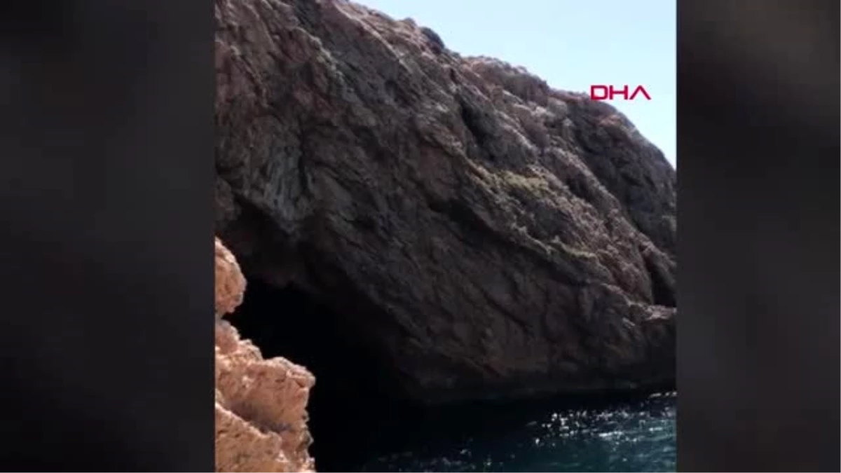 İspanya\'da bir turist kayalıklardan denize atlayarak belkemiğini zedeledi, o anlar görüntülendi.