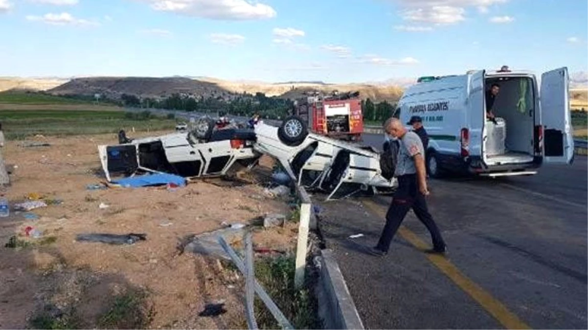 Kayseri\'de iki otomobil kafa kafaya çarpıştı: 1 ölü, 9 yaralı