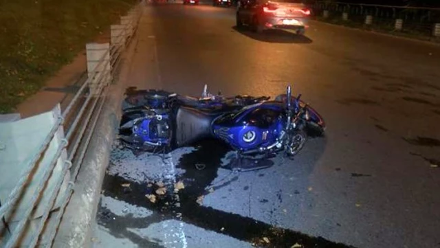 Motosikletinin kontrolünü kaybedip bariyerlere çarpan sürücü ve yanındaki kişi hayatını kaybetti