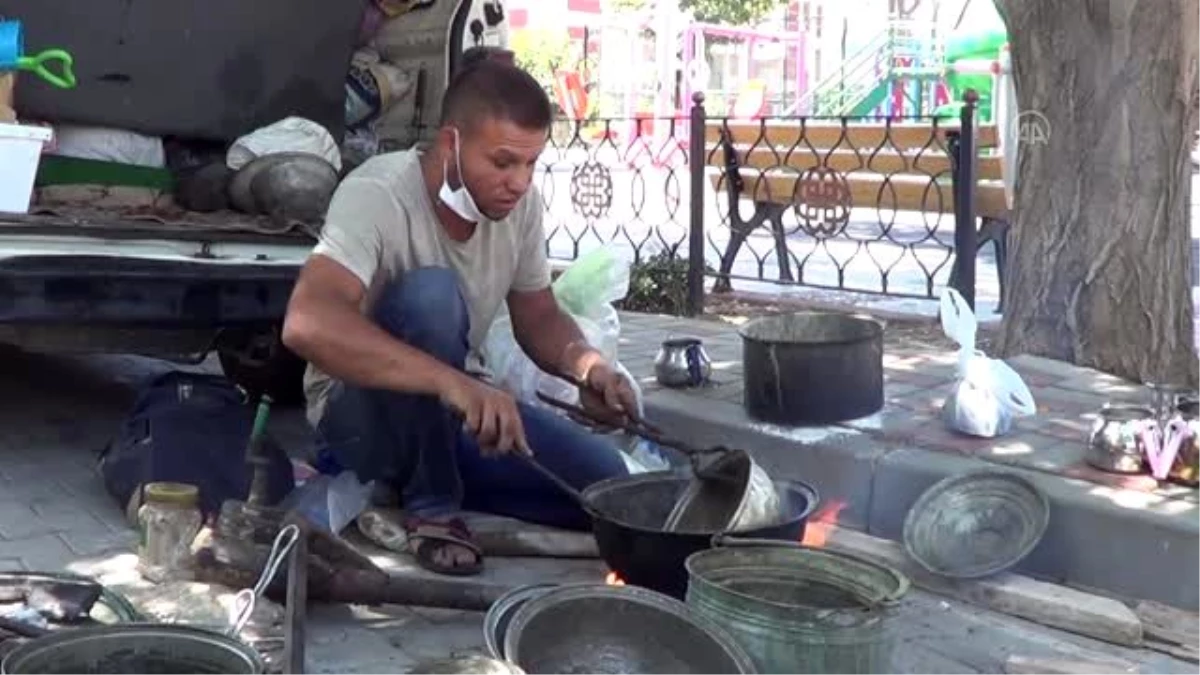 Mesleğini yaşatmak için Türkiye\'yi gezip kalay yapıyor