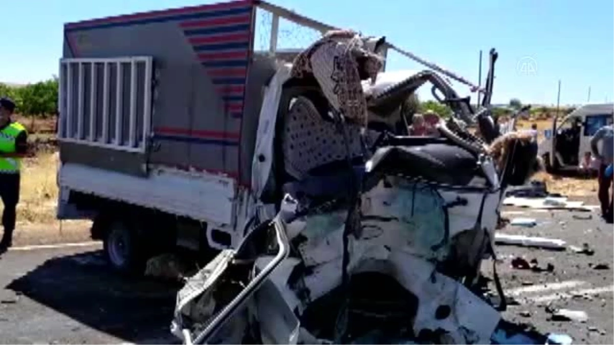 Minibüsle kamyonet çarpıştı: 15 yaralı