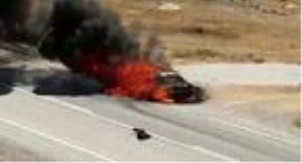 Otomobil alev alev yandı