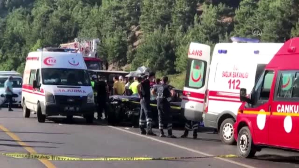Otomobil ile kamyonetin çarpışması sonucu 4 kişi öldü