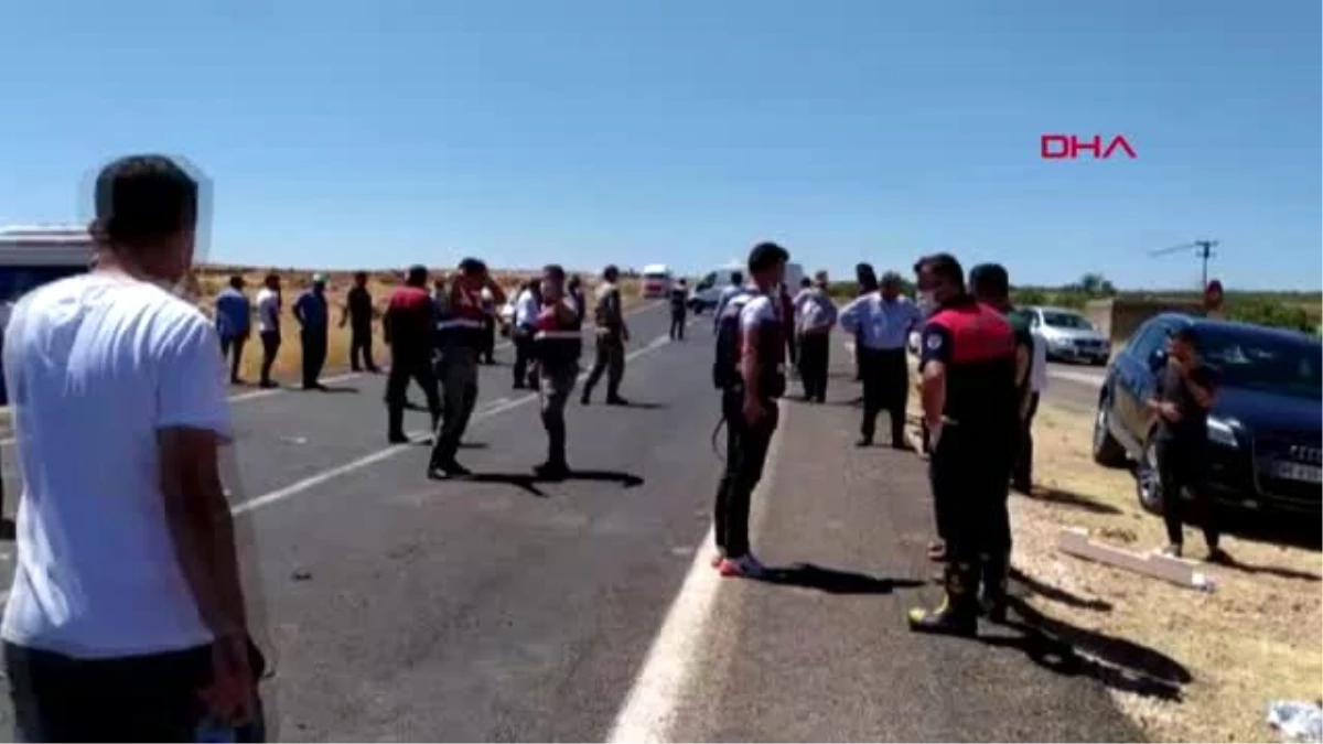 ŞANLIURFA Bayram ziyaretinden dönenlerin taşındığı minibüs ile kamyonet çarpıştı: 15 yaralı