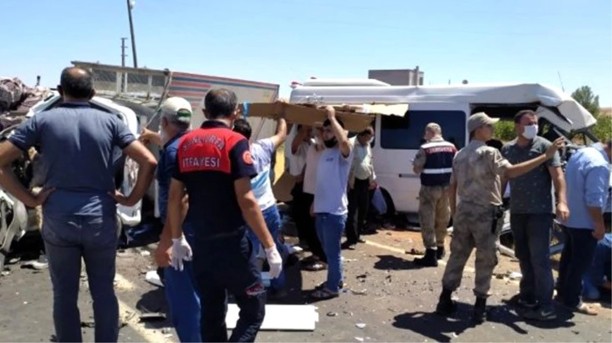 Şanlıurfa\'da yolcu minibüsü ile kamyonet çarpıştı: 2\'si ağır 15 kişi yaralandı