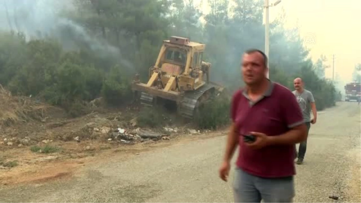 Son Dakika: Suriyeli Hasan el-Hasan, İzmir\'deki yangını söndürmek için avuçlarıyla toprak taşıdı