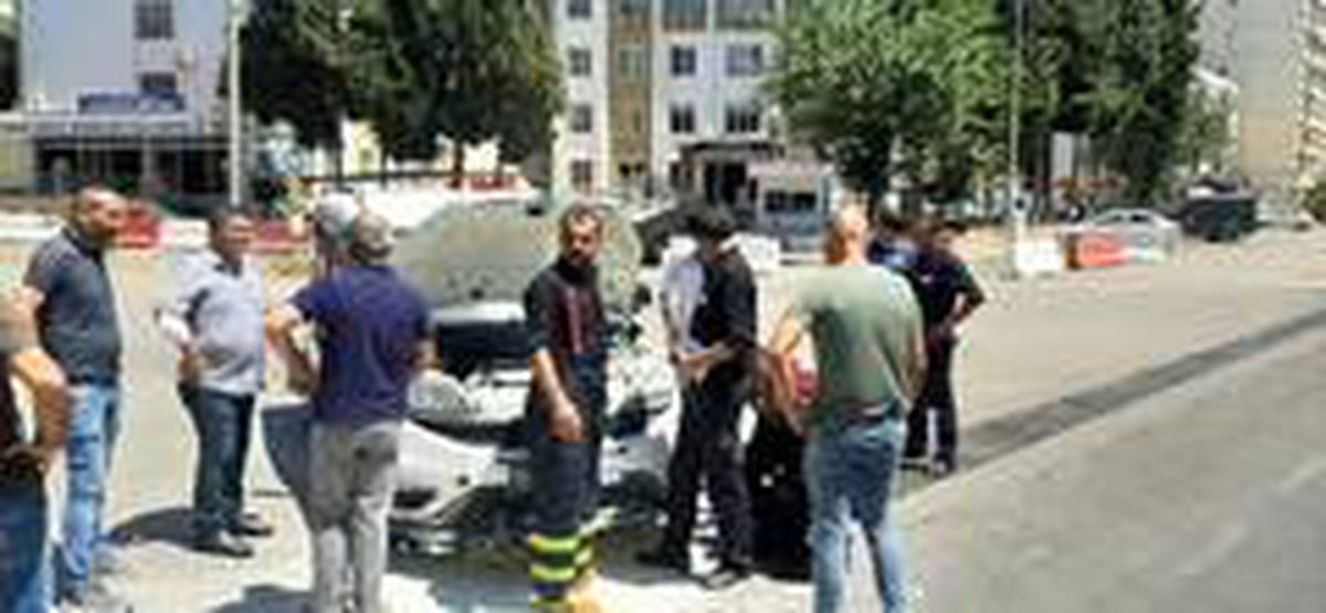 Yol ortasında alev alan aracı polisler söndürdü
