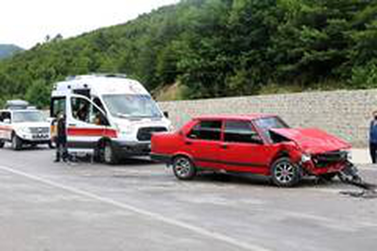 Zonguldak\'ta iki araç çarpıştı: 4 yaralı