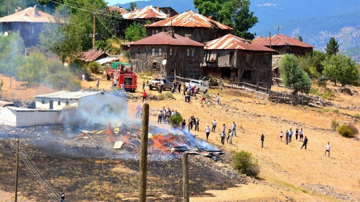 Anız yangını 2 katlı evi kül etti