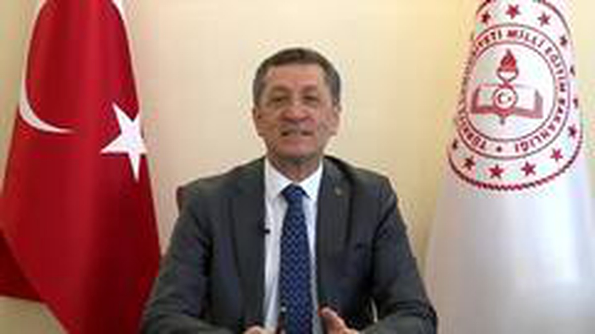 Bakan Selçuk, özverili çalışmalarından dolayı iki öğretmeni özel olarak aradı