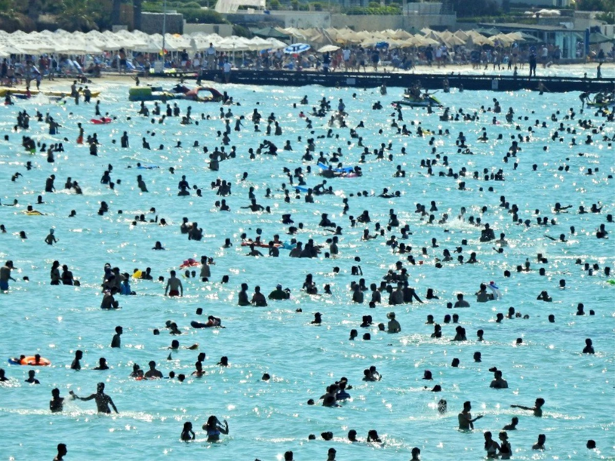 Bayramın ikinci gününden itibaren Çeşme\'de yaşanan yoğunluk nedeniyle denizde kulaç atacak yer kalmadı