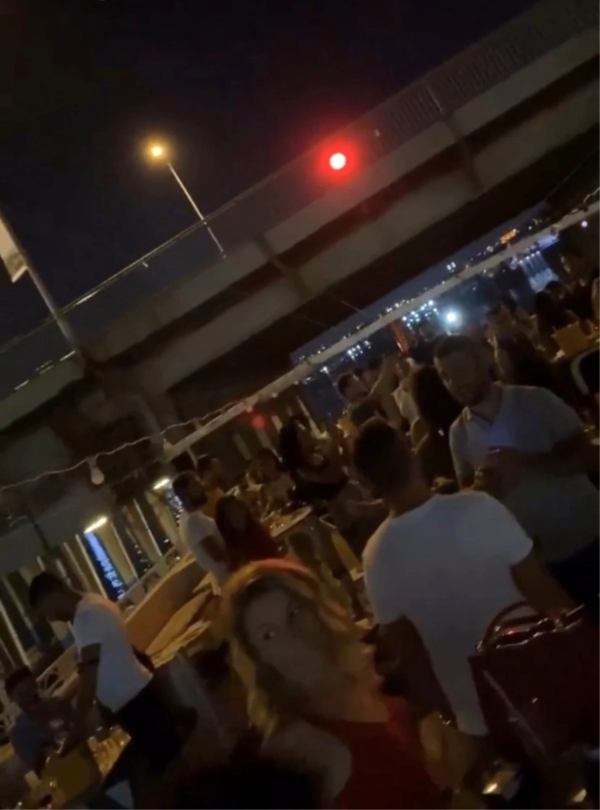 İstanbul Boğazı\'nda "yüzen kulüplerde" salgına rağmen yat partileri kamerada