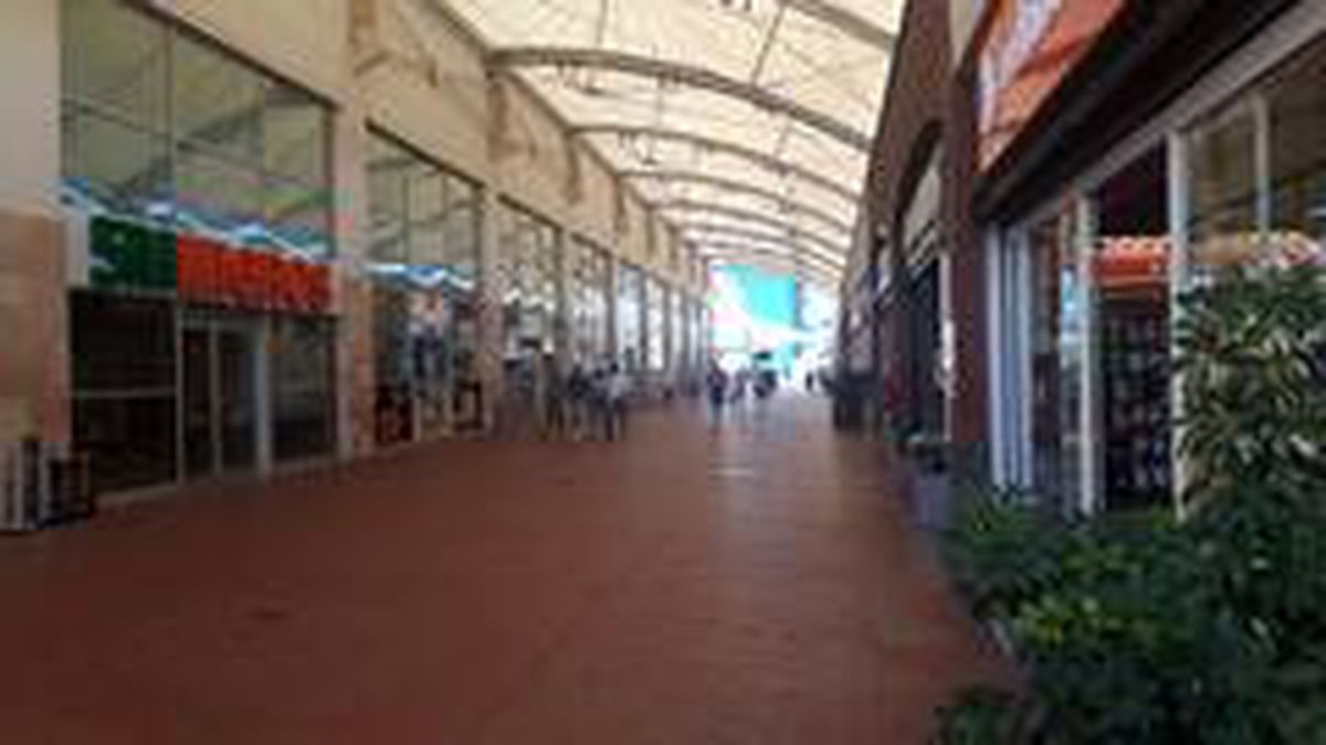 İzmir AVM\'lerinde sessiz bayram