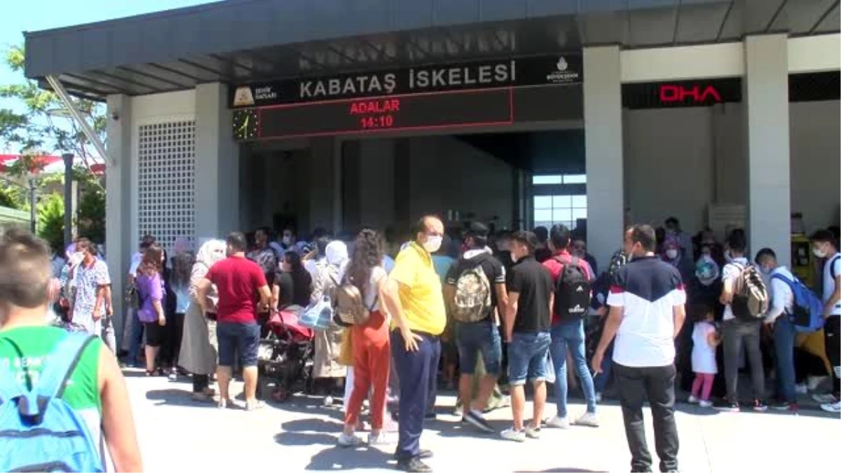 KABATAŞ İSKELESİ\'NDE SOSYAL MESAFESİZ ADALAR YOĞUNLUĞU