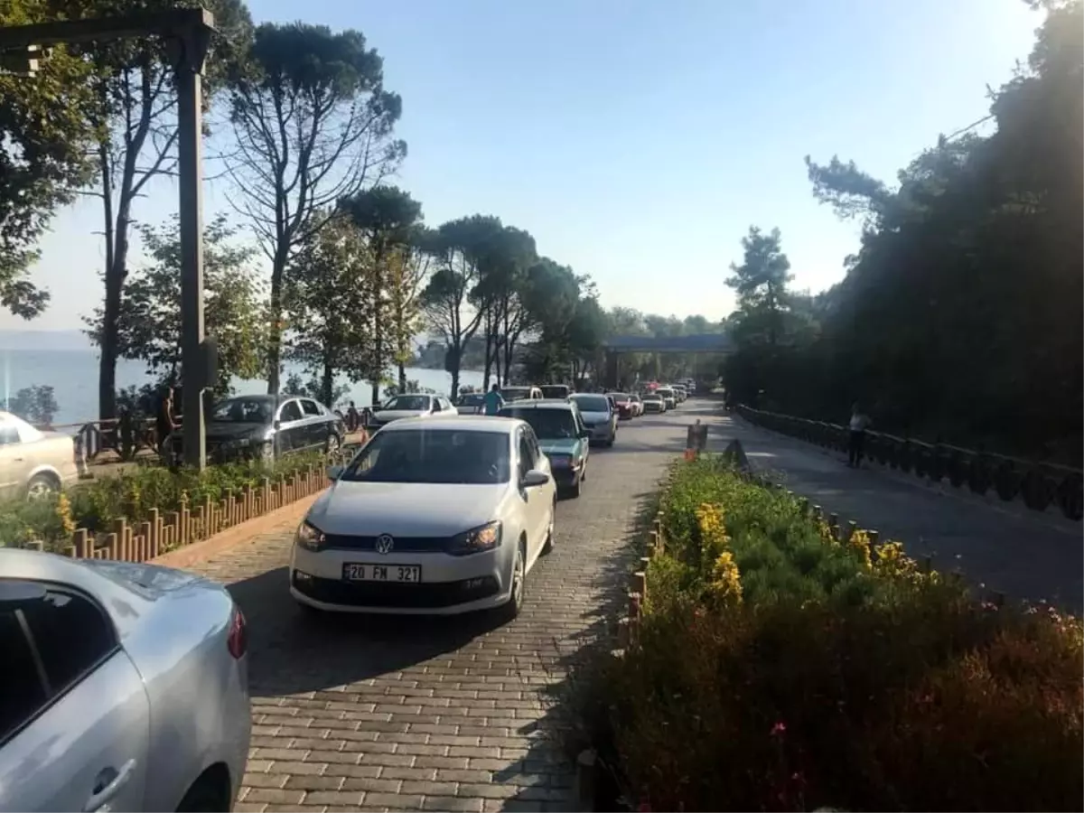 Kuşadası\'ndaki milli parkta bayram kuyruğu