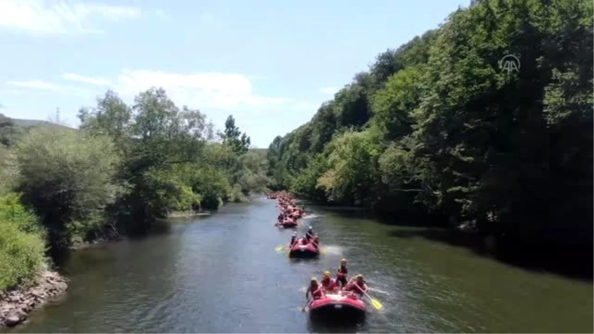 Maceraseverler bayram tatilinin tadını Melen Çayı\'nda rafting yaparak çıkardı - DÜZCE