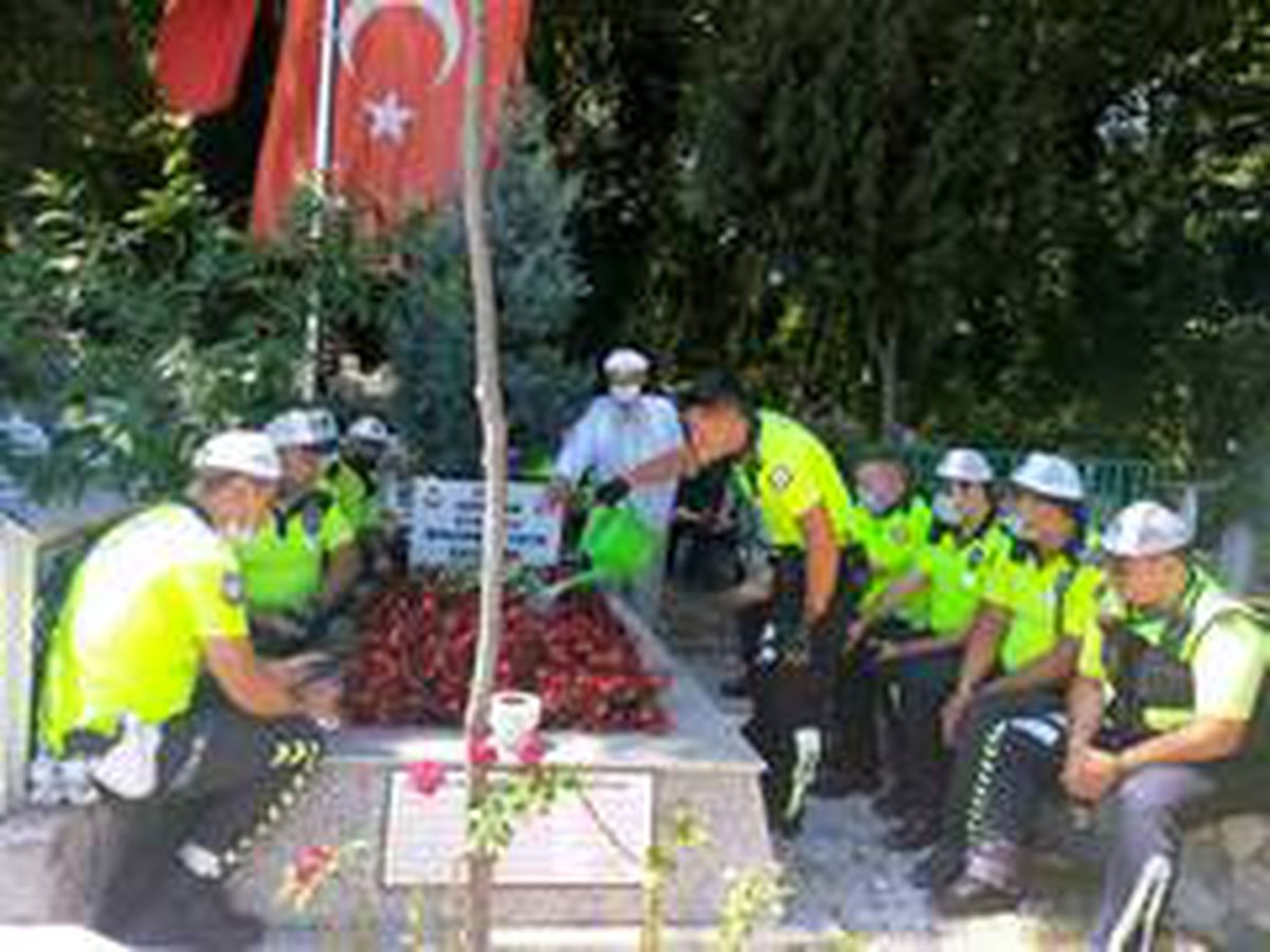Polis ekipleri, şehit Kaymakam Safitürk ve 15 Temmuz Şehidi Gökbayrak\'ın mezarını ziyaret etti