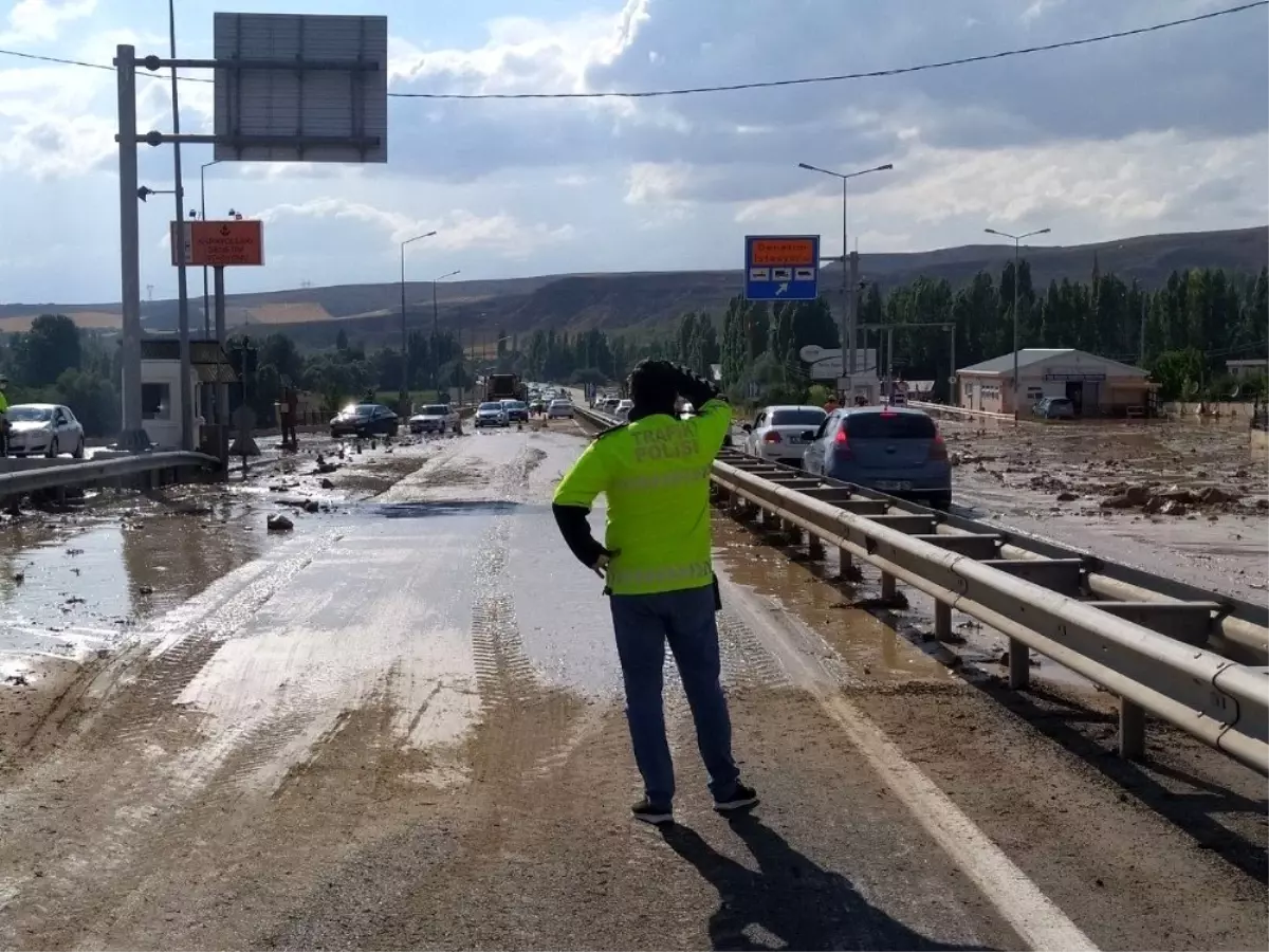 Sivas-Ankara Karayolunda taşkın nedeniyle ulaşım aksadı