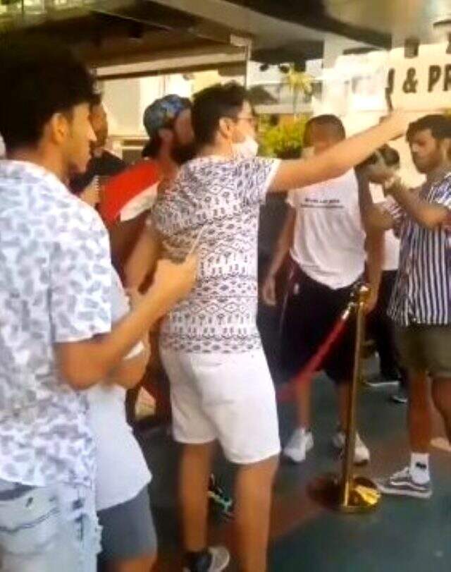 Yasin Obuz’la fotoğraf çektirmek isteyenler canını hiçe saydı Maske ve