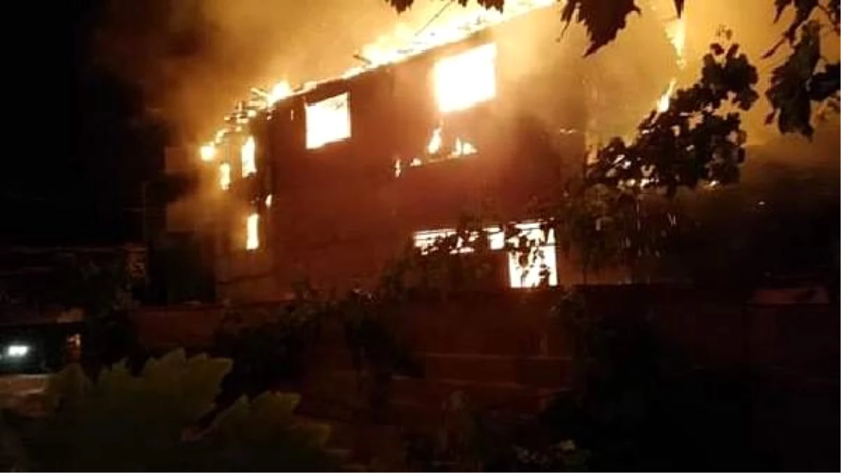 Bursa\'da 3 ev, alev alev yandı