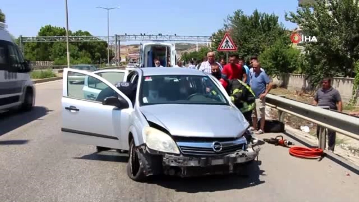 Feci kaza...İki otomobil birbirine girdi savrulan otomobilde 3 kişi yaralandı