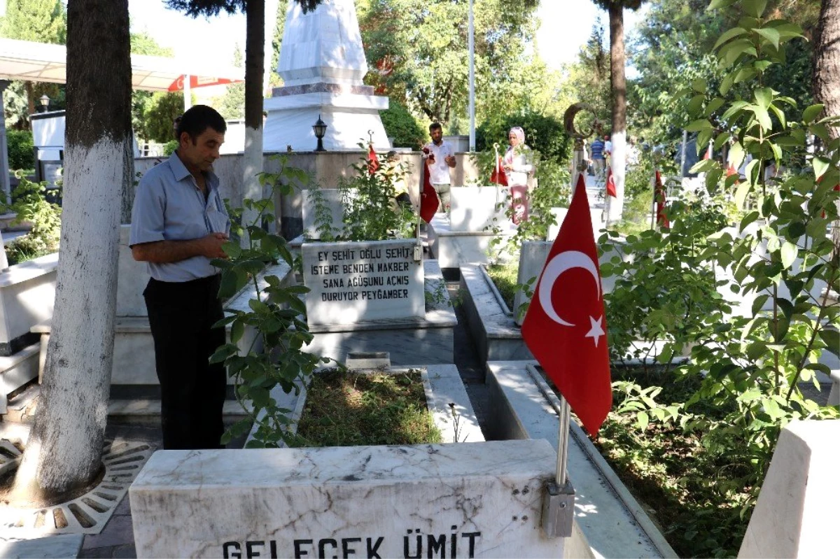 Kahramanmaraş\'ta vatandaşların mezarlık ziyareti