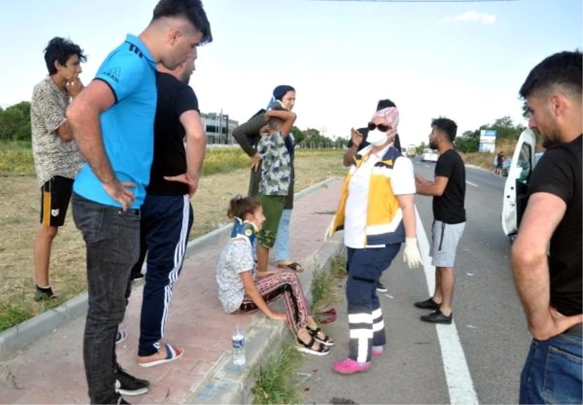 Otomobil ile hafif ticari araç çarpıştı: 2\'si çocuk 4 yaralı