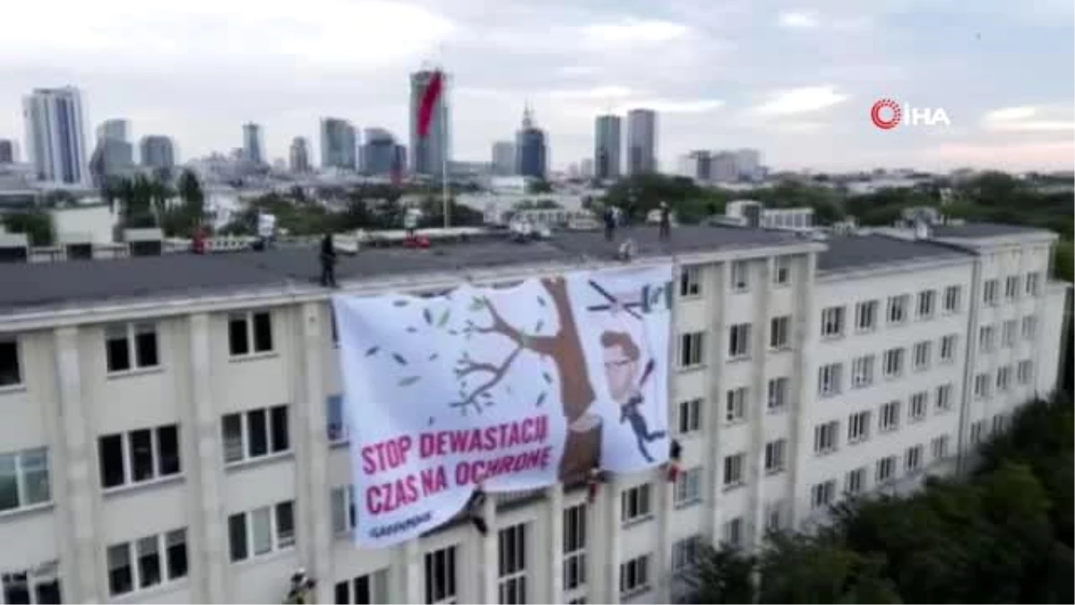 Polonya\'da bakanlık çatısında eylem yapan çevreci aktivistlere gözaltı