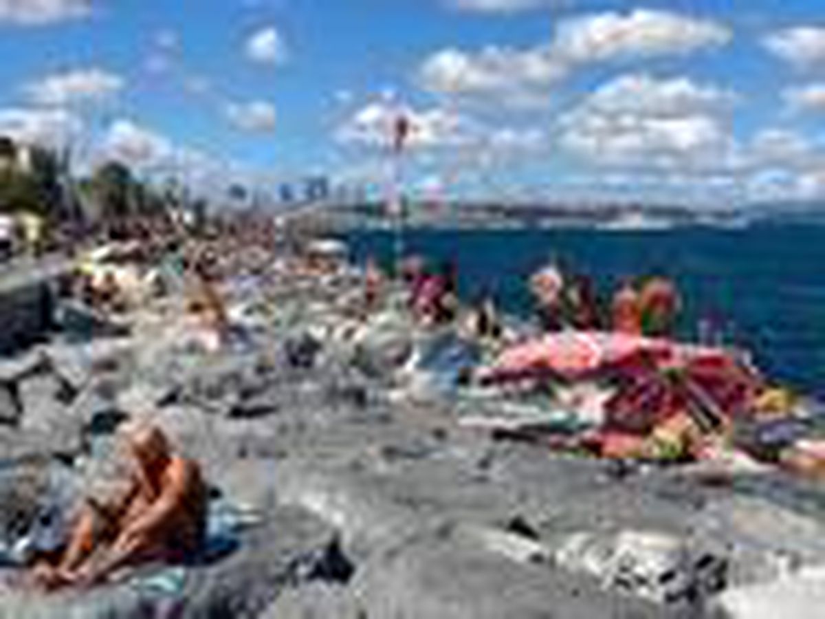 Sarayburnu bayramın son günü denize girenlerle doldu
