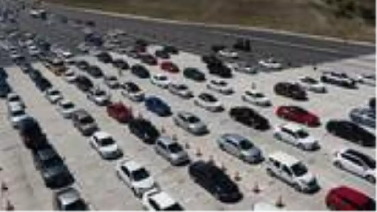 Tatilcilerin bayram dönüşü başladı, trafik kilitlendi