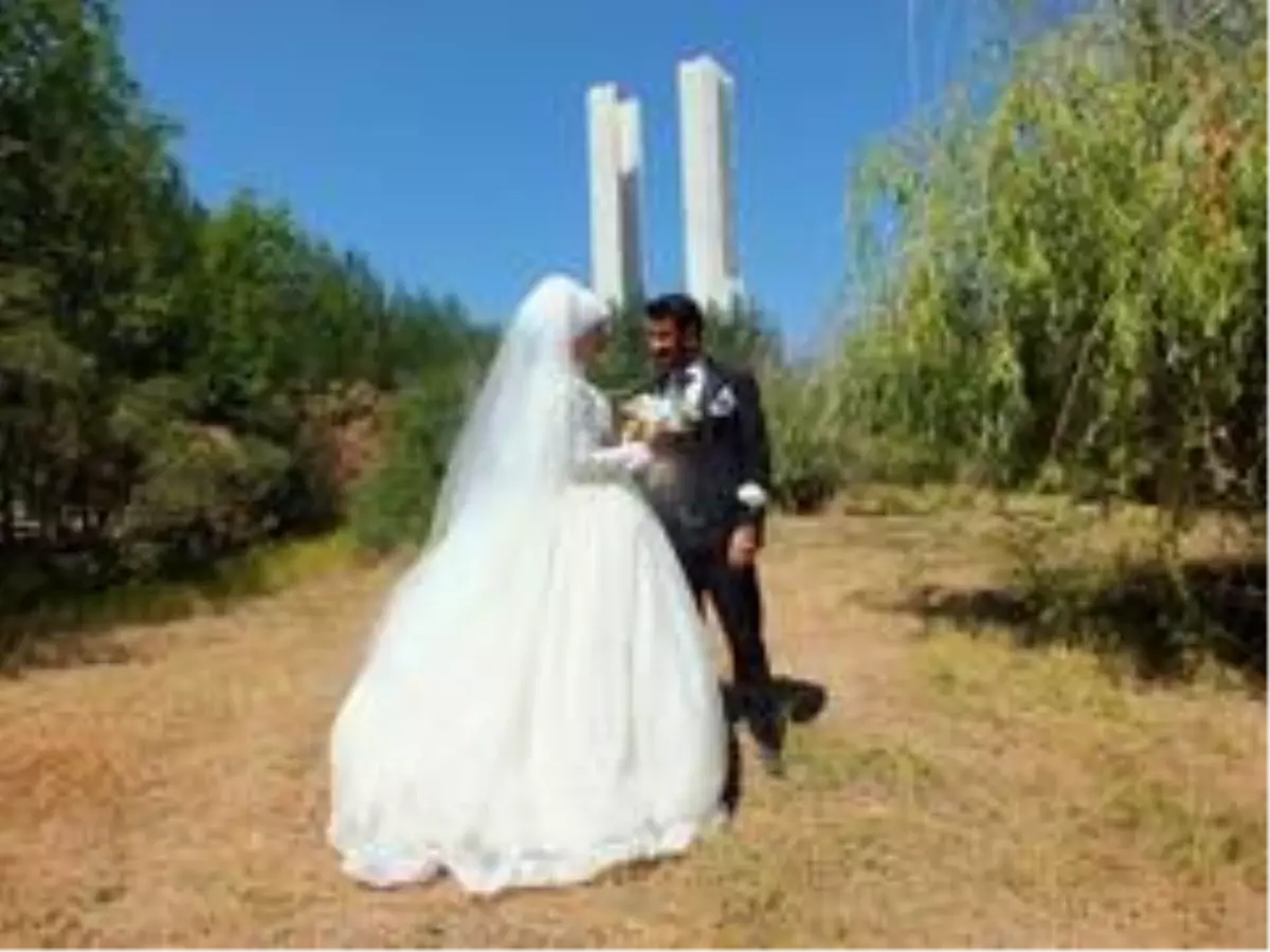 Evli çiftlerden Malazgirt\'teki tarihi mekanlara ilgi