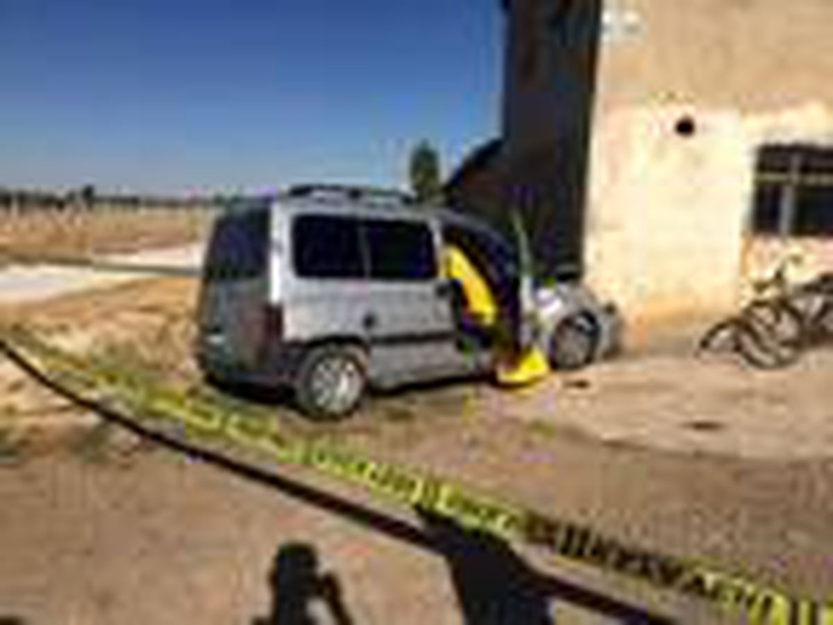 Hafif ticari araç evin duvarına çarptı: 1 ölü, 2 yaralı
