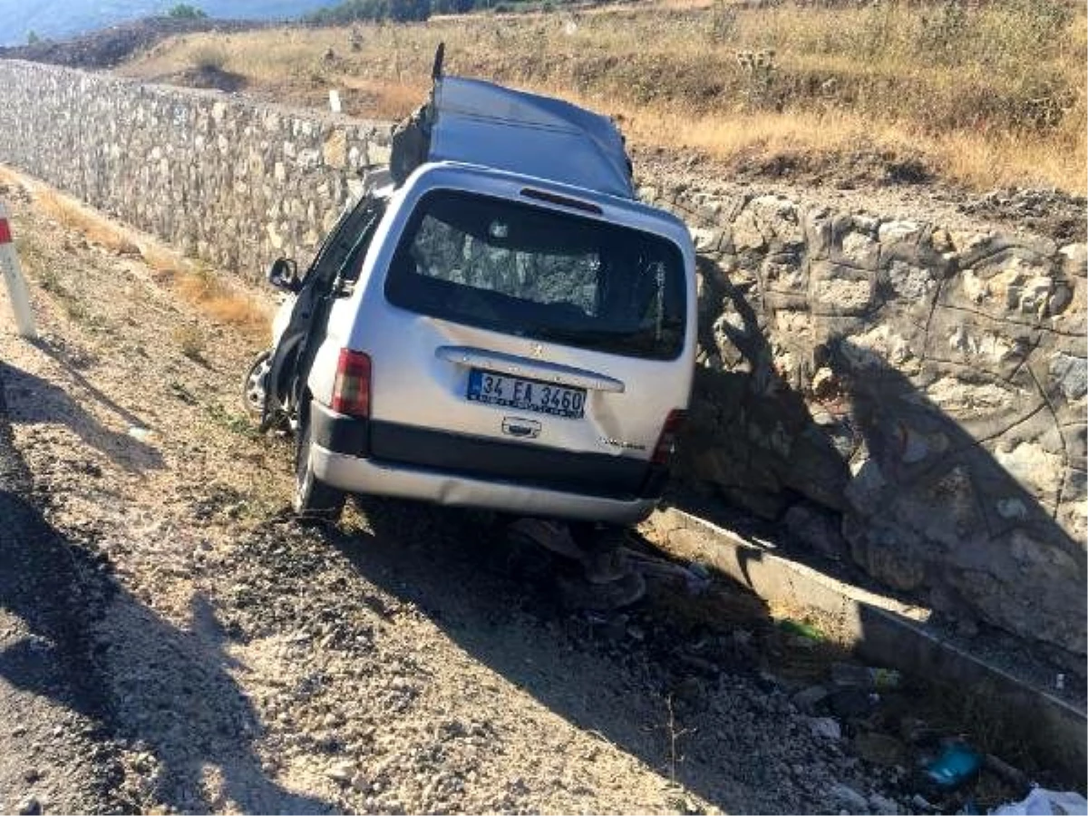 Son dakika haberi... Hafif ticari araç, istinat duvarına çarptı; sürücü yaralandı, eşi öldü