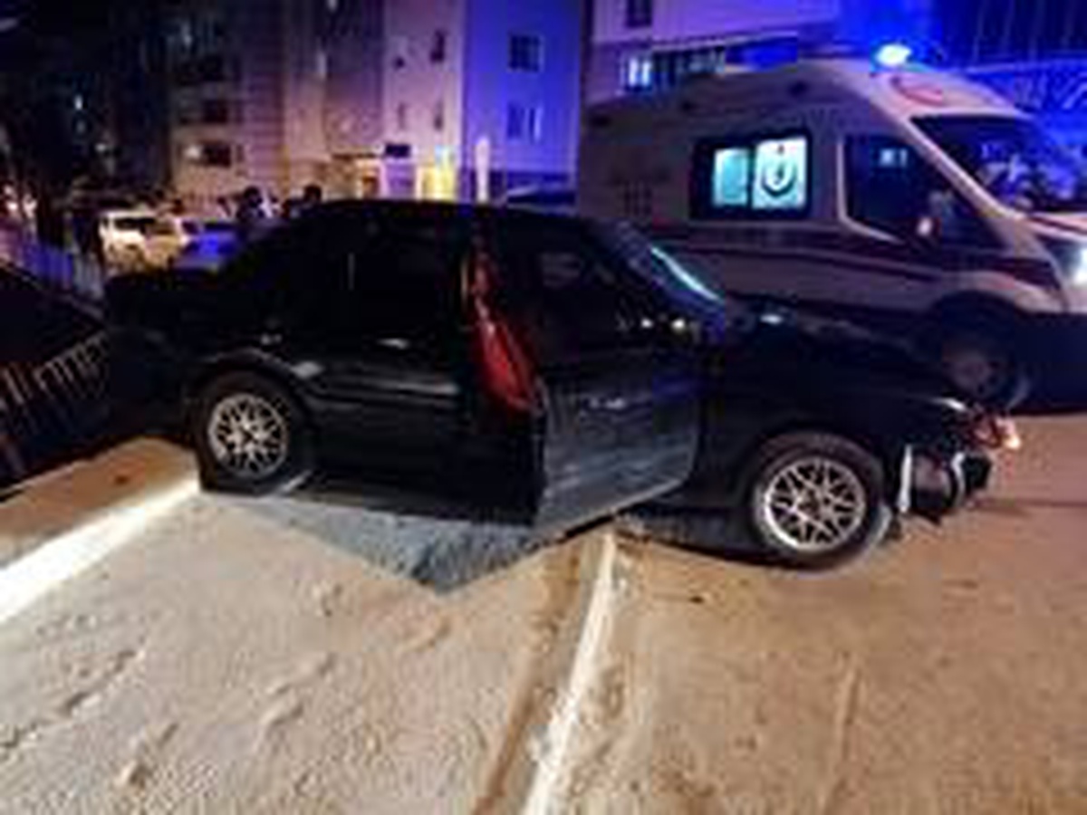 Kamyonet ile otomobil çarpıştı; 2 yaralı
