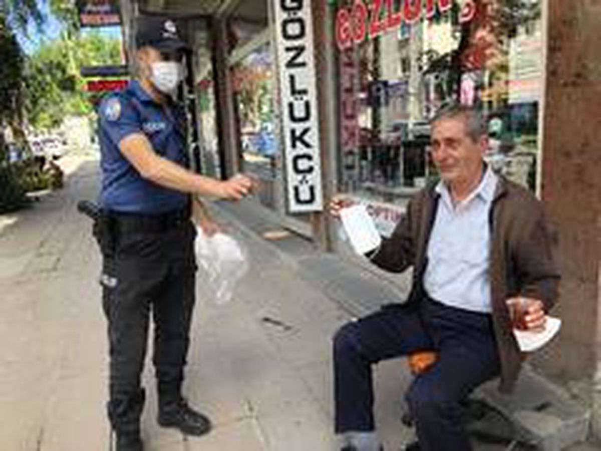 Kars\'ta polis maske dağıttı, sosyal mesafe uyarısında bulundu