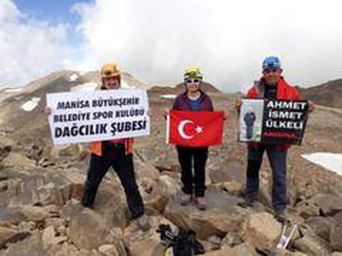 Manisalı dağcılar Süphan Dağının zirvesinde bayramı kutladı