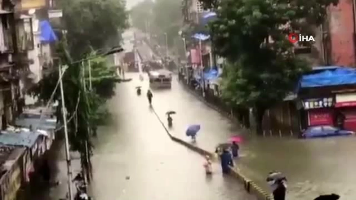 Mumbai\'de şiddetli yağış sokakları göle çevirdi