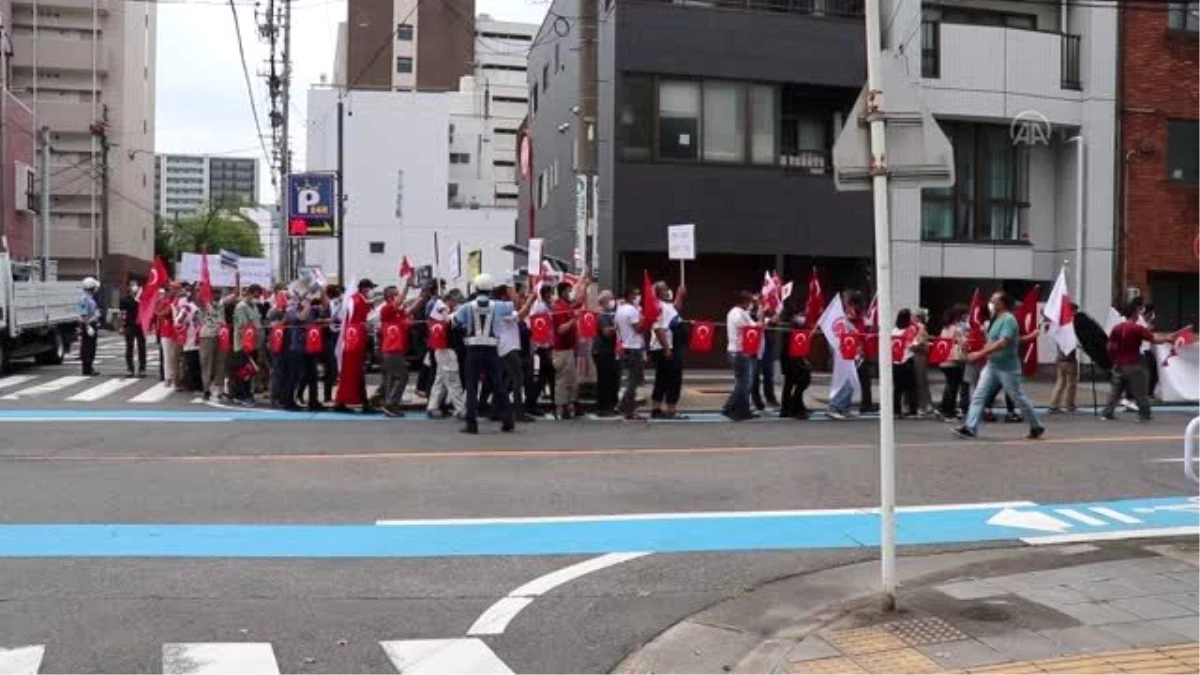 Nagoya\'da FETÖ\'ye ait okulun önünde terör örgütü protestosu
