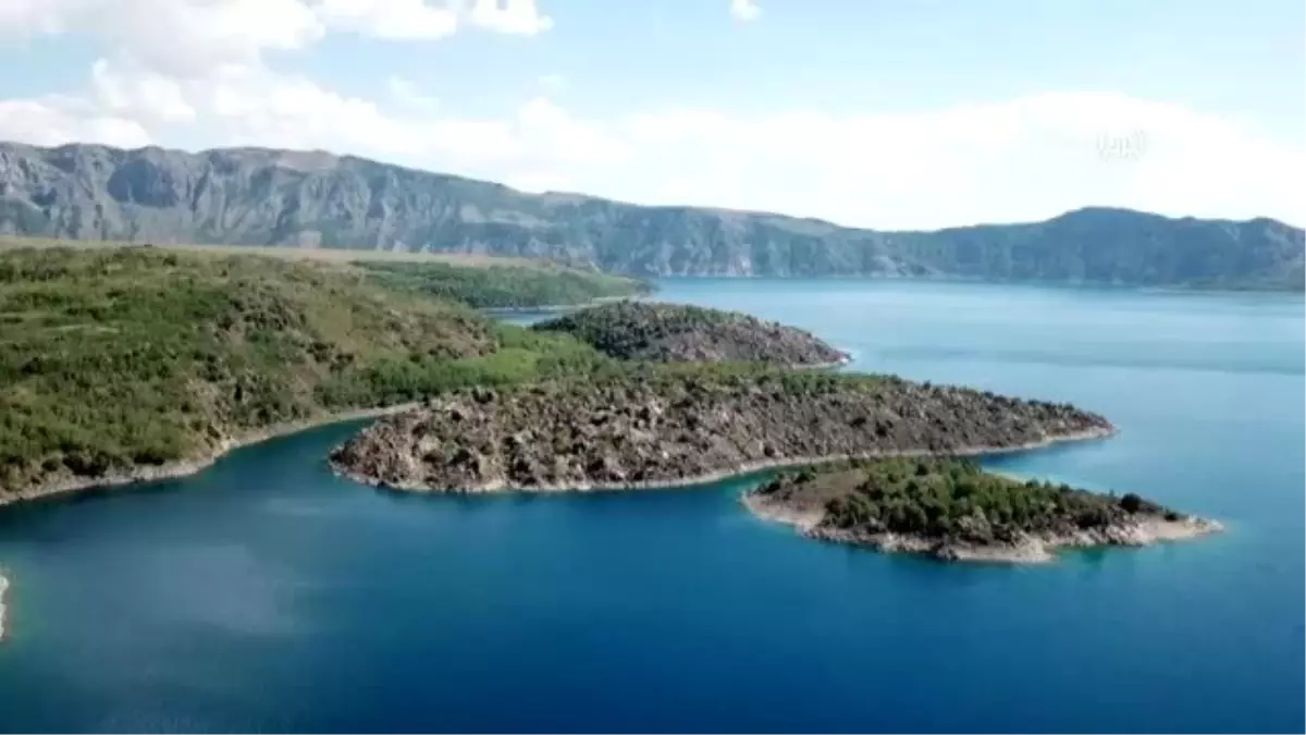 Nemrut Krater Gölü yerli ve yabancı ziyaretçilerin akınına uğruyor